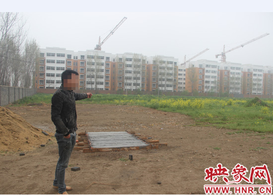 村民代表指着被圈占搞开发的耕地